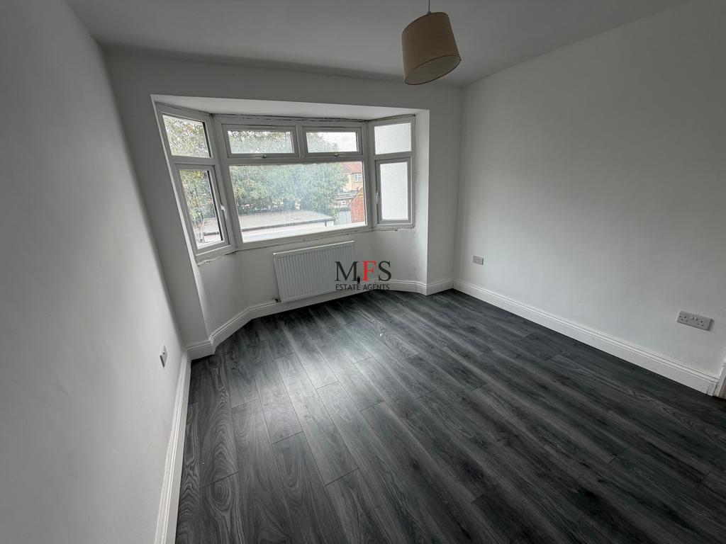Apartment in Southall - View 4
