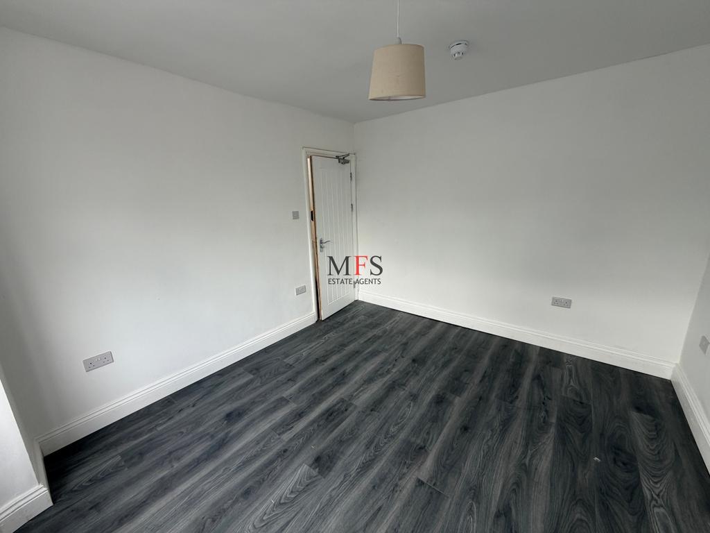 Apartment in Southall - View 5