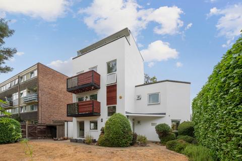 Station Avenue, Walton-on-Thames, KT12