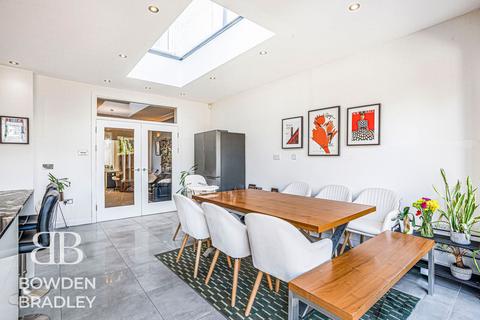 4 bedroom terraced house to rent, Preston Gardens, Ilford, IG1