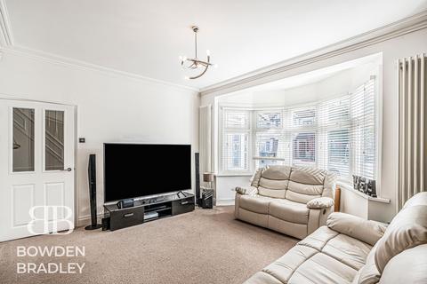 4 bedroom terraced house to rent, Preston Gardens, Ilford, IG1