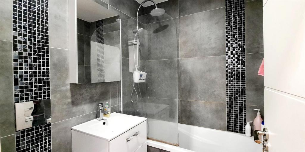 Apartment in London, Hammersmith - View 2