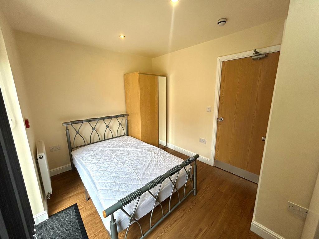 House in Salford - View 4