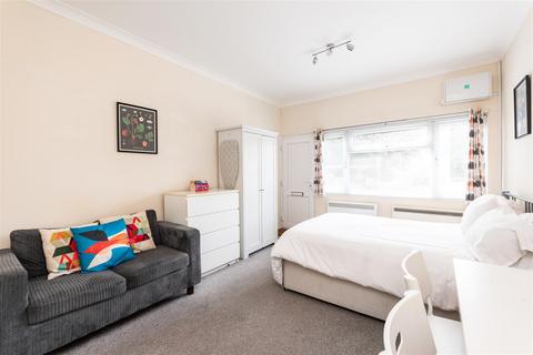 Studio to rent, St. James Mews, Bath BA1