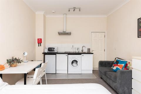Studio to rent, St. James Mews, Bath BA1