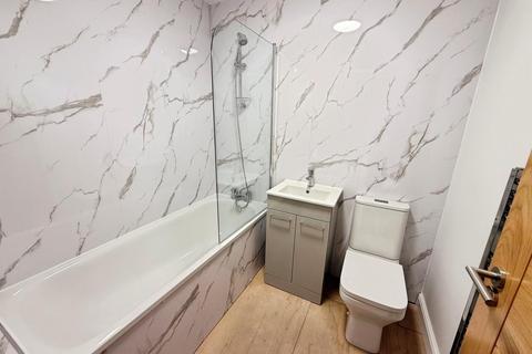 2 bedroom flat to rent, WIGAN ROAD, LEIGH, WN7 5DR