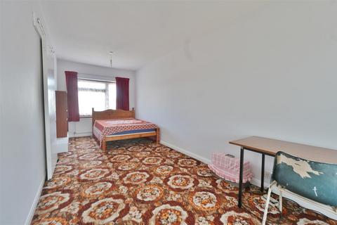 4 bedroom semi-detached house for sale, Cippenham Lane, Slough