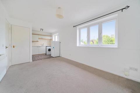 1 bedroom flat to rent, Cleves Court, Firs Avenue, Windsor, SL4