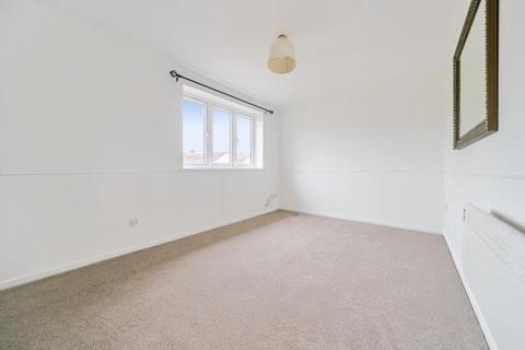 1 bedroom flat to rent, Cleves Court, Firs Avenue, Windsor, SL4
