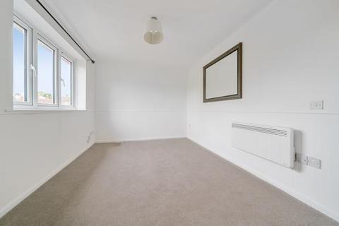 1 bedroom flat to rent, Cleves Court, Firs Avenue, Windsor, SL4