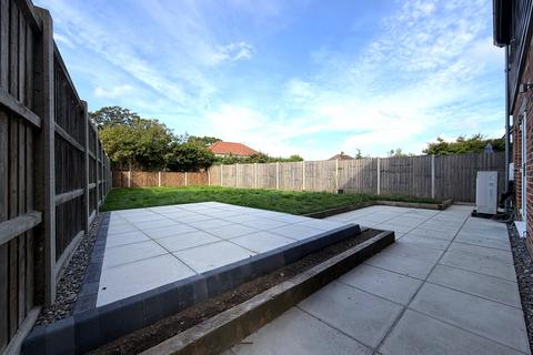4 bedroom detached house to rent, Sutton Crescent, Freethorpe NR13