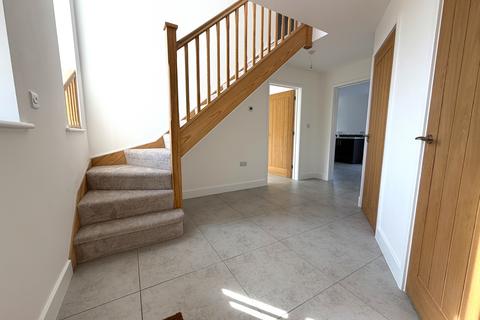 4 bedroom detached house to rent, Sutton Crescent, Freethorpe NR13