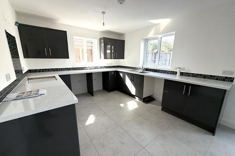 4 bedroom detached house to rent, Sutton Crescent, Freethorpe NR13