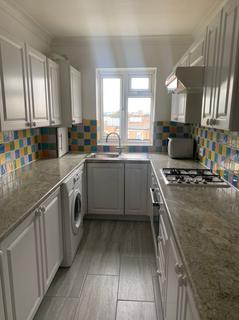 2 bedroom flat to rent, Monarch Parade,London Road, Mitcham