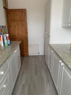 2 bedroom flat to rent, Monarch Parade,London Road, Mitcham