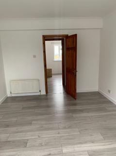 2 bedroom flat to rent, Monarch Parade,London Road, Mitcham