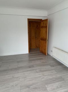 2 bedroom flat to rent, Monarch Parade,London Road, Mitcham