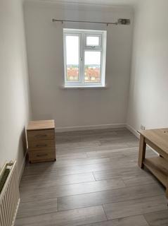2 bedroom flat to rent, Monarch Parade,London Road, Mitcham