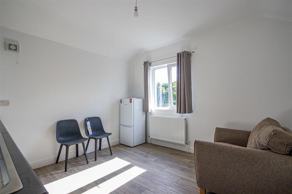 Apartment in Cardiff, Maindy, Cathays - View 2