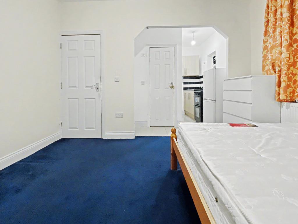 Apartment in Hounslow - View 2