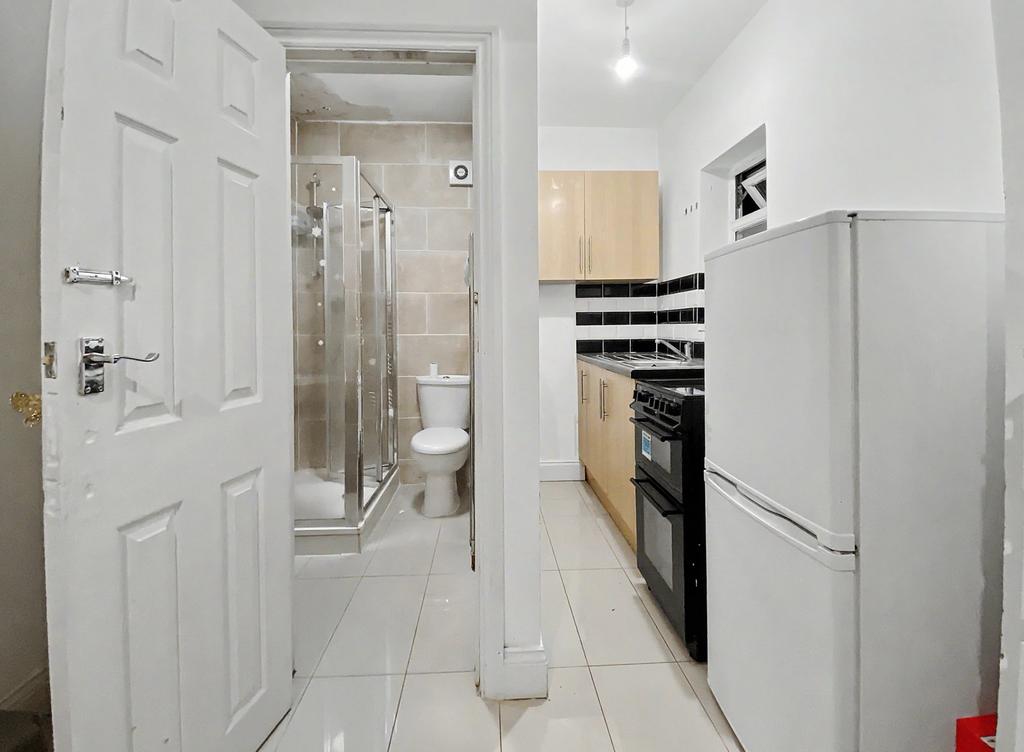 Apartment in Hounslow - View 3