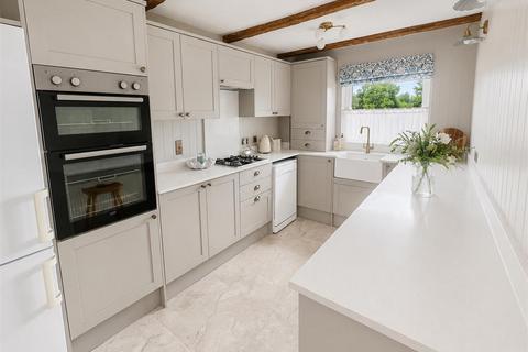 2 bedroom apartment for sale, Watermead, Tadworth