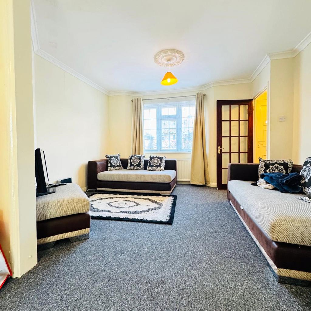 House in Uxbridge - View 3