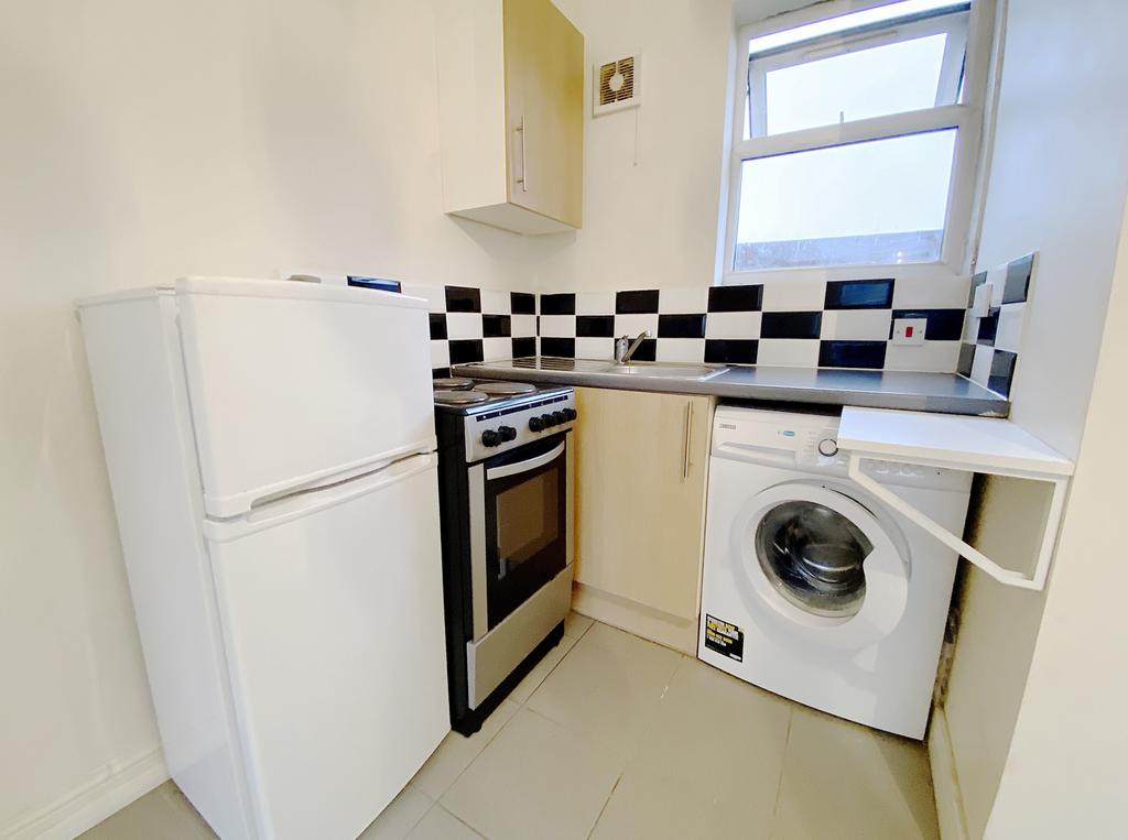Apartment in Hounslow - View 3