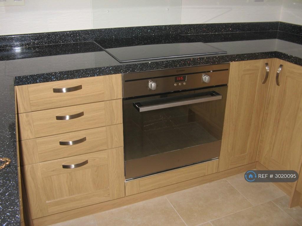 Apartment in Kingston Upon Thames - View 3