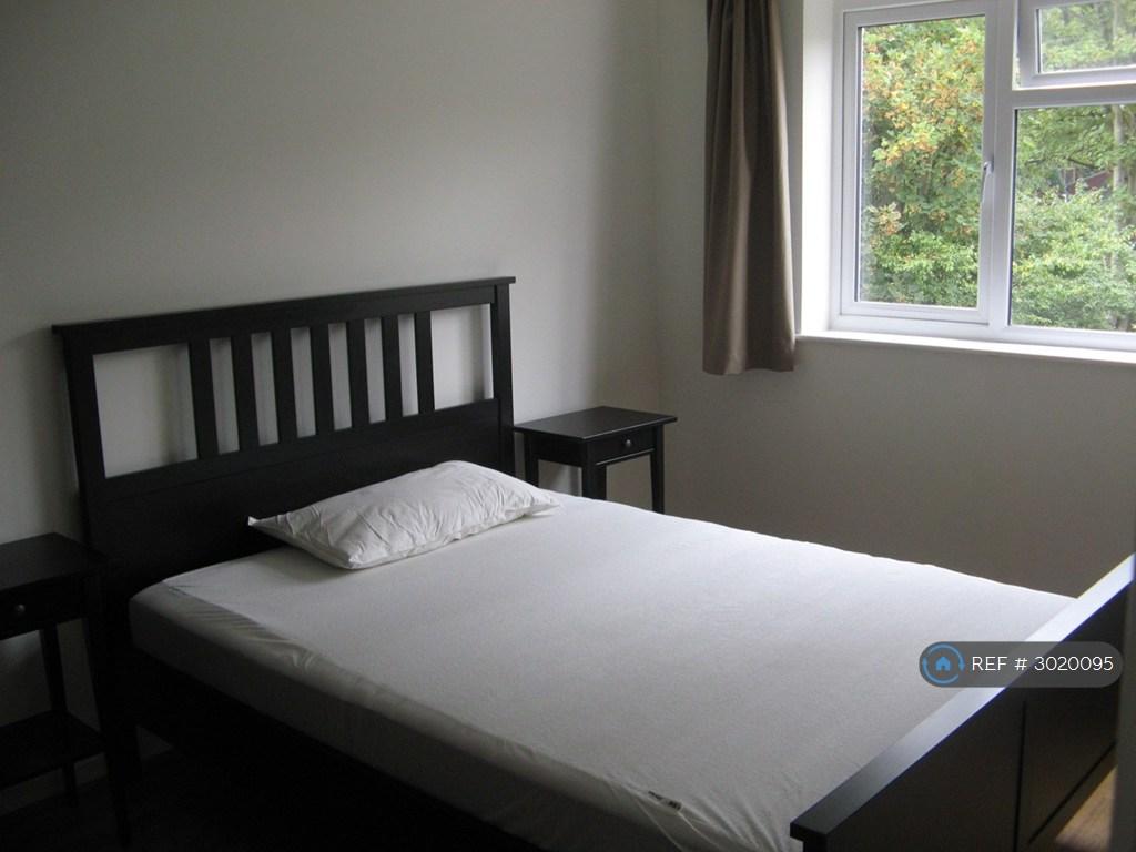 Apartment in Kingston Upon Thames - View 4