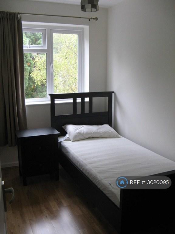 Apartment in Kingston Upon Thames - View 5