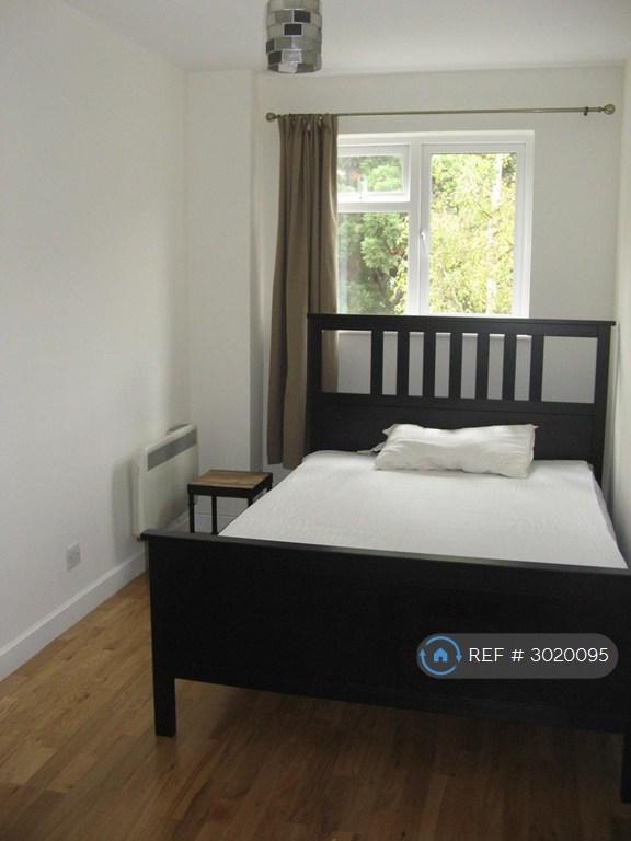 Apartment in Kingston Upon Thames - More