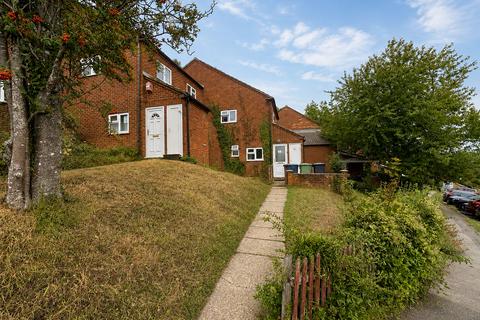 4 bedroom semi-detached house to rent, 4 Bed Semi-Detached, Cotswold Way, Downley, HP13 5NP