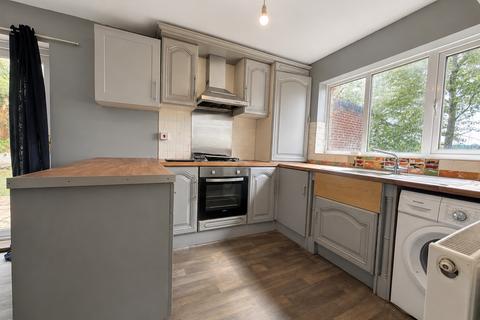 4 bedroom semi-detached house to rent, 4 Bed Semi-Detached, Cotswold Way, Downley, HP13 5NP