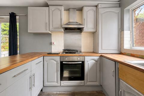 4 bedroom semi-detached house to rent, 4 Bed Semi-Detached, Cotswold Way, Downley, HP13 5NP