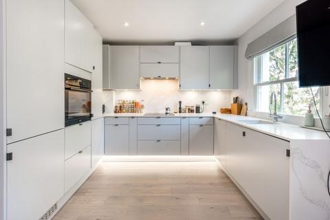 2 bedroom flat to rent, Fulham Road, London SW6