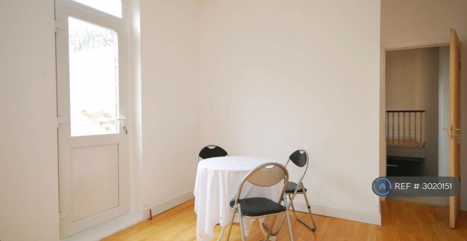 Apartment in London, Royal Borough of Kingston upon Thames - More
