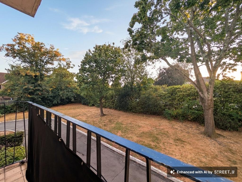 Apartment in Southampton, Bassett - View 2