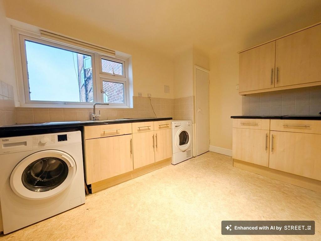 Apartment in Southampton, Bassett - View 4
