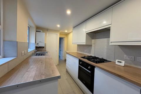 2 bedroom semi-detached house to rent, Haycroft Road, Stevenage SG1