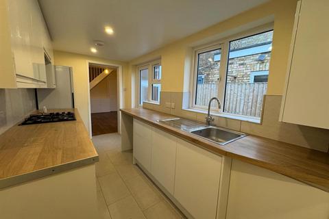 2 bedroom semi-detached house to rent, Haycroft Road, Stevenage SG1
