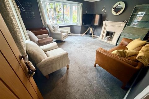 4 bedroom detached house for sale, Coombe Drive, The Chestnuts,