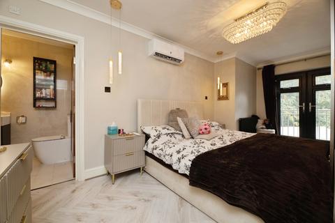 2 bedroom bungalow for sale, Eastern Avenue, ILFORD, Essex, IG2