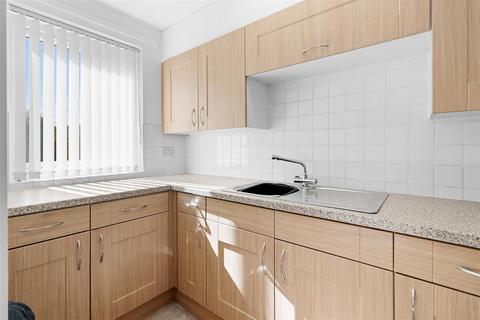 2 bedroom flat for sale, Brookside Avenue, Polegate BN26