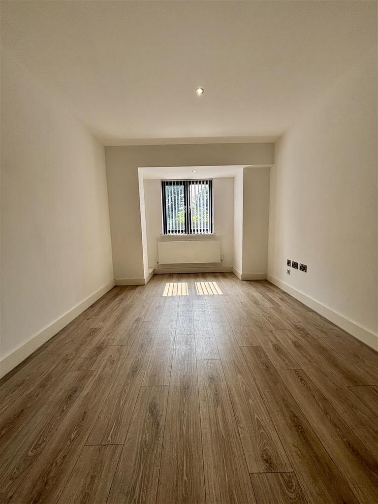 Apartment in Solihull, West Midlands - View 3