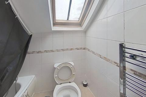 2 bedroom flat for sale, Charlton Road, London, SE3