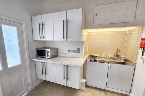 Studio to rent, Hallam Street, Marylebone, London, W1W