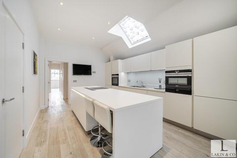 4 bedroom penthouse for sale, Long Lane, Ickenham, UB10
