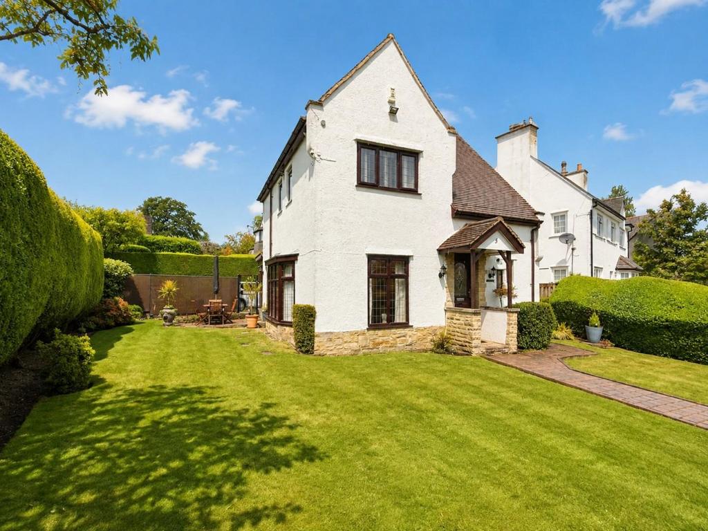House in Leeds, Woodhall Hills - View 3