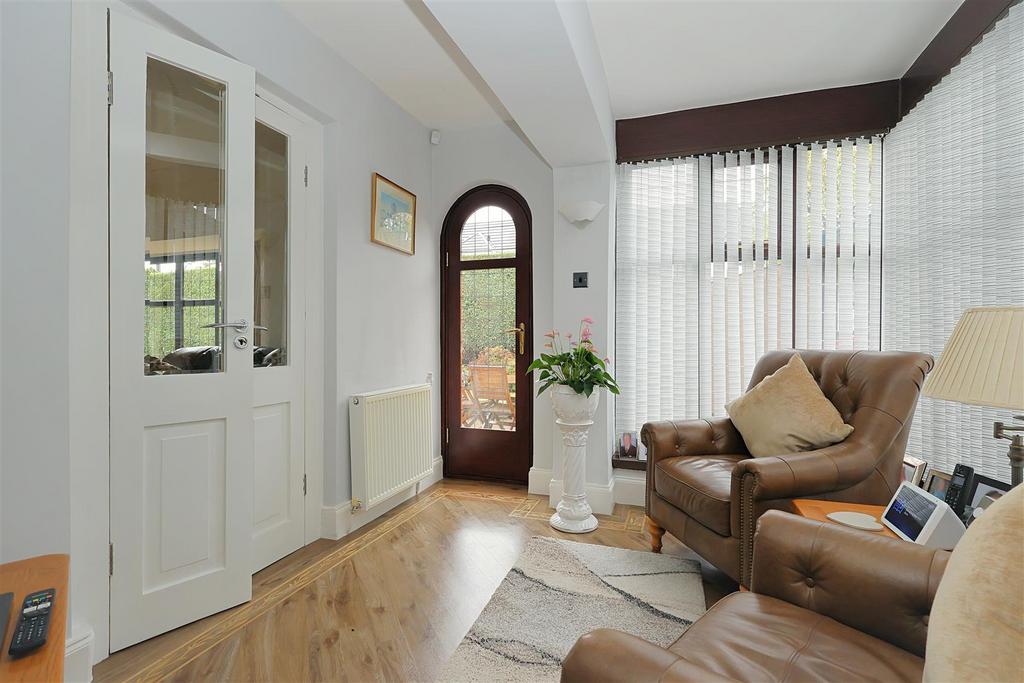 House in Leeds, Woodhall Hills - View 4
